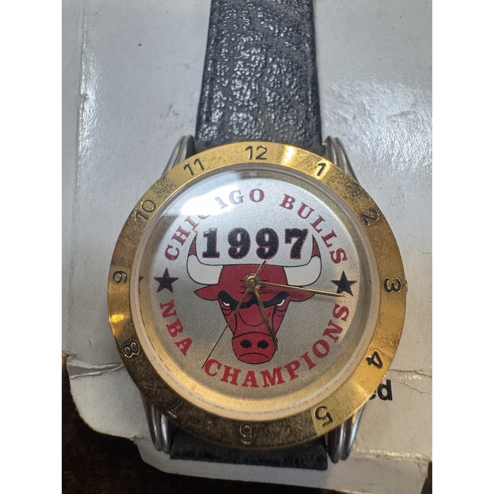 Vintage 1997 Chicago‎ Bulls NBA Champions Watch Gold Bezel Leather Band Sportive